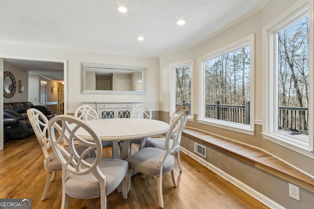 dining area with crown molding, recessed lighting, visible vents, wood finished floors, and baseboards