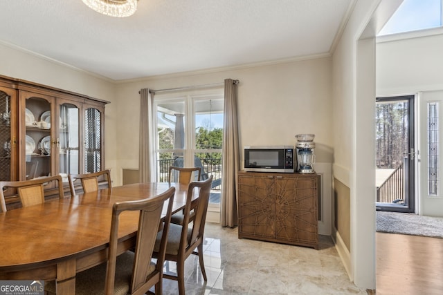 dining area with ornamental molding