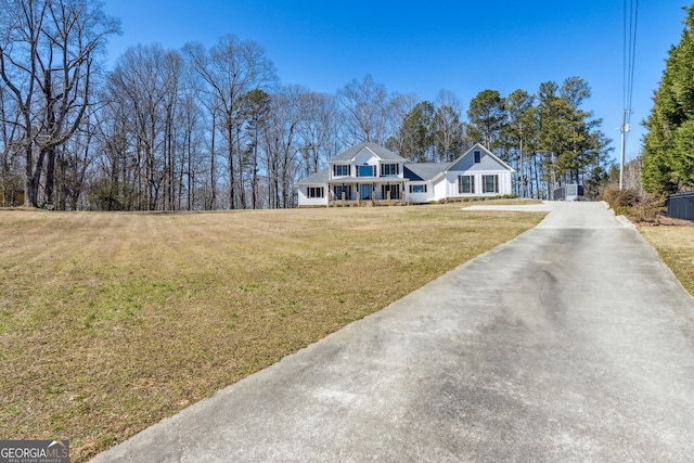 view of front of property featuring a front yard and driveway