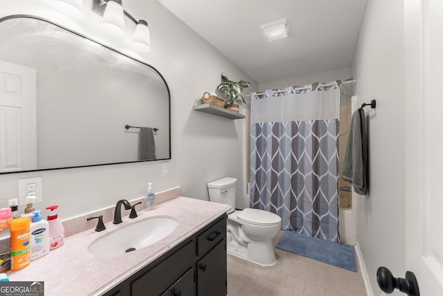 full bath with shower / bath combo with shower curtain, vanity, and toilet