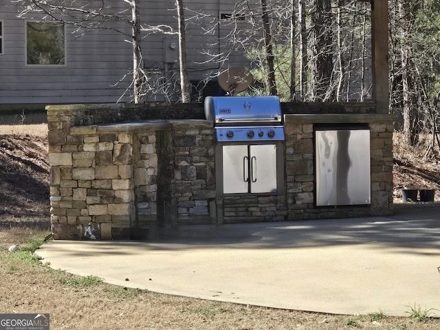 view of patio / terrace featuring grilling area and an outdoor kitchen