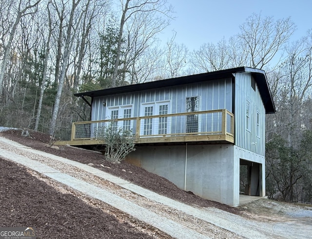 view of front of house with driveway and a wooden deck