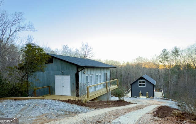 view of outdoor structure featuring an outbuilding