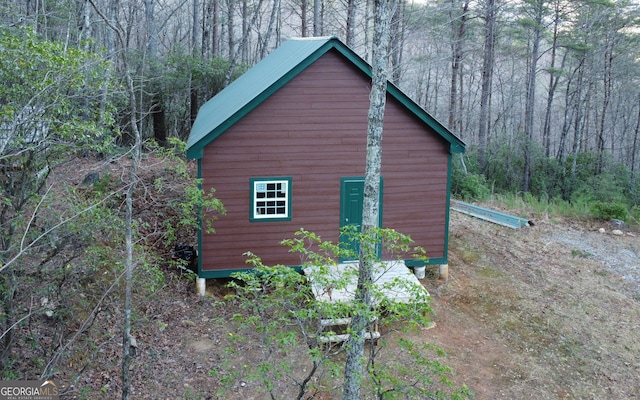 view of outdoor structure featuring an outdoor structure and a wooded view