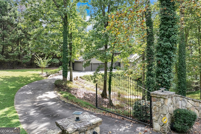 view of front facade featuring driveway and a front yard