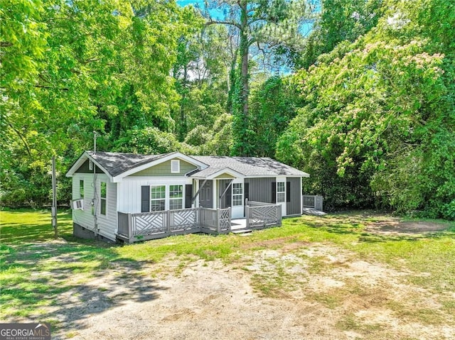 view of front of house with crawl space, a shingled roof, cooling unit, and a front yard