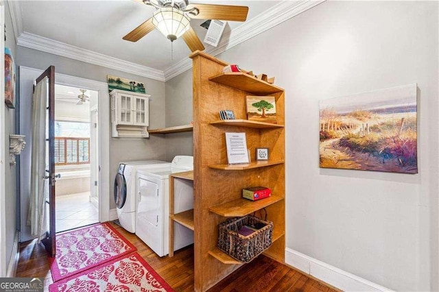 washroom with crown molding, wood finished floors, washing machine and dryer, and ceiling fan