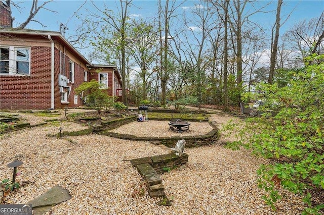 view of yard featuring a fire pit