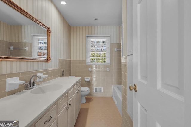 full bath featuring tile patterned flooring, wainscoting, visible vents, and wallpapered walls