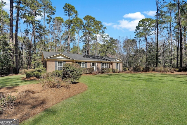 view of front of house featuring a front lawn and brick siding