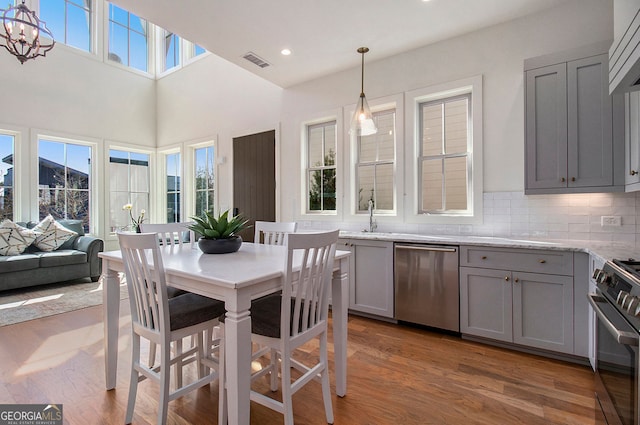 dining room with light wood-type flooring, a healthy amount of sunlight, visible vents, and recessed lighting