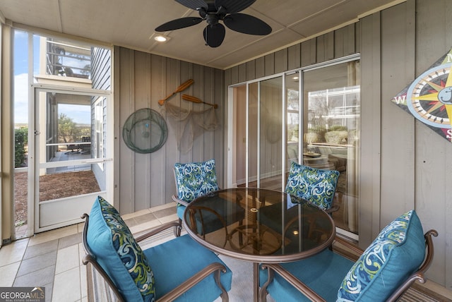 sunroom / solarium featuring a ceiling fan