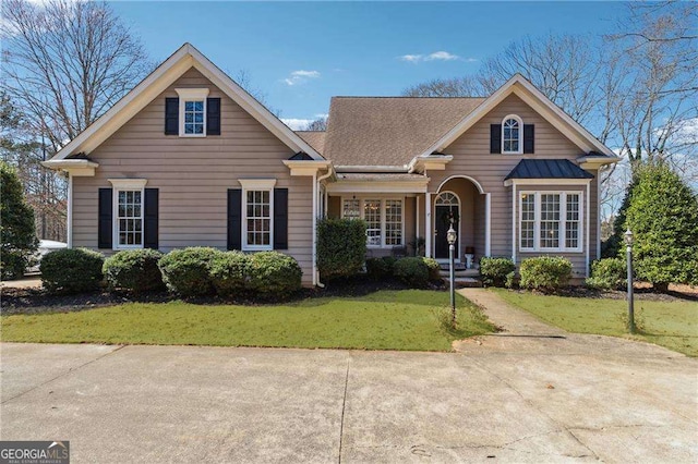 view of front of house featuring a front yard