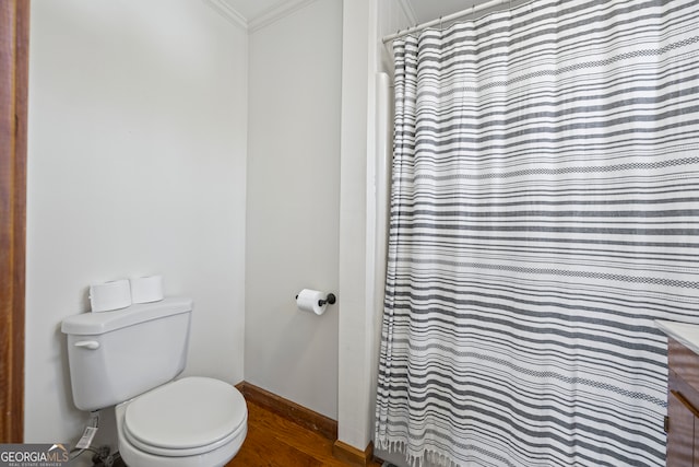 full bath featuring ornamental molding, wood finished floors, toilet, and curtained shower