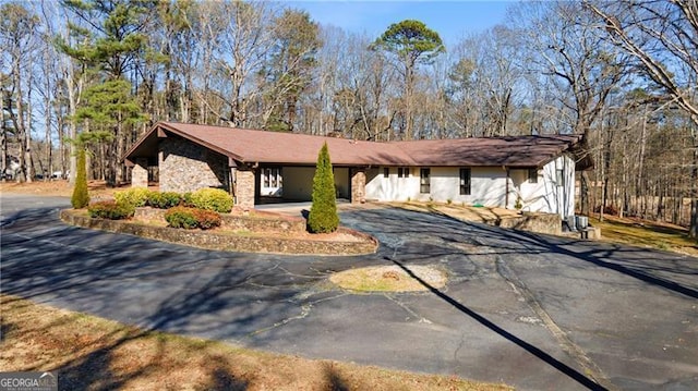 view of front of house with driveway