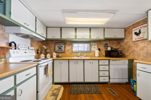 kitchen featuring under cabinet range hood, white appliances, a sink, visible vents, and dark wood-style floors