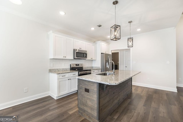 kitchen with decorative backsplash, appliances with stainless steel finishes, dark wood-type flooring, a kitchen island with sink, and a sink