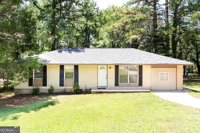 single story home with brick siding, a front lawn, a porch, and a shingled roof