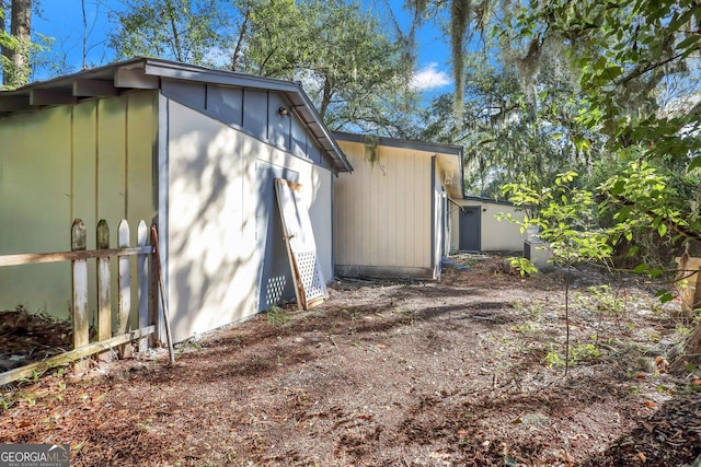 view of outdoor structure featuring an outbuilding