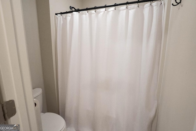 full bathroom featuring toilet