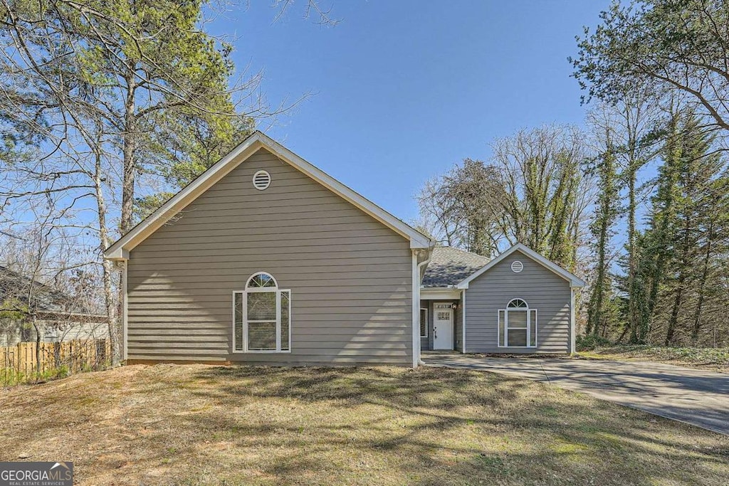 view of front of house featuring a front yard