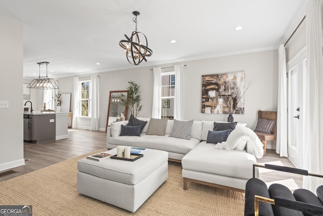 living room featuring crown molding, recessed lighting, visible vents, wood finished floors, and baseboards