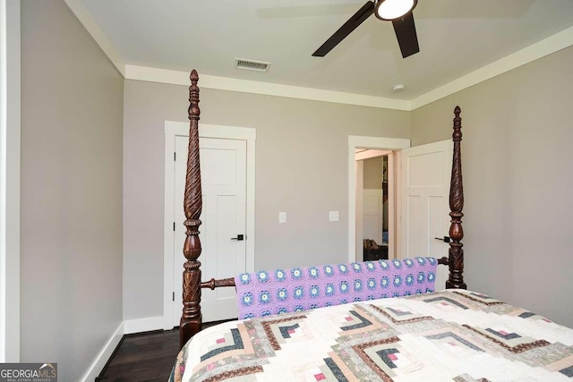 bedroom featuring dark wood-style floors, visible vents, baseboards, and a ceiling fan