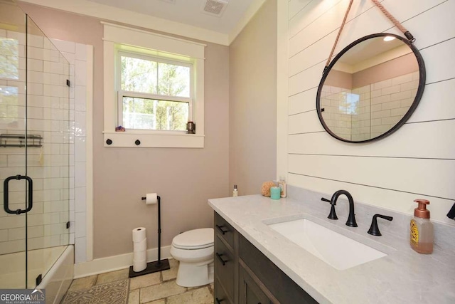 full bathroom featuring baseboards, visible vents, bath / shower combo with glass door, toilet, and vanity