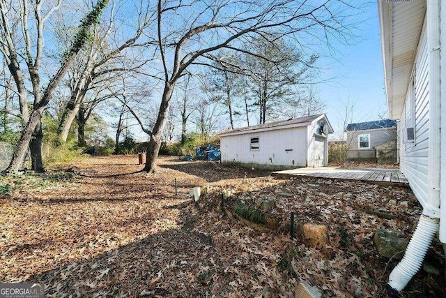 view of yard featuring an outbuilding