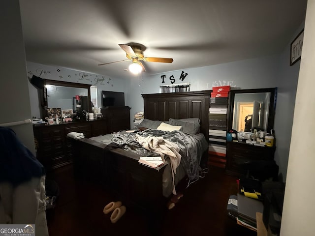 bedroom with ceiling fan