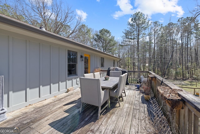 deck with outdoor dining space