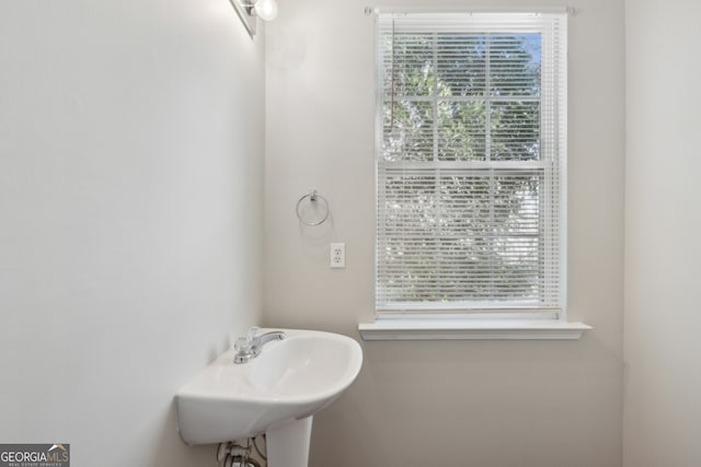 bathroom featuring a sink