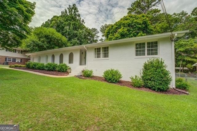 single story home with a front yard