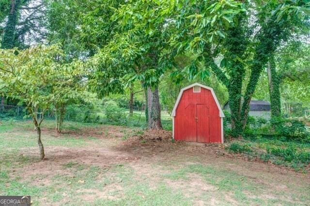 view of yard featuring an outdoor structure and a storage shed