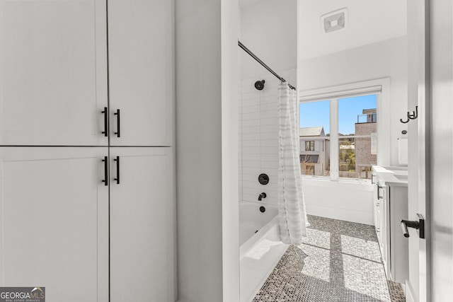 bathroom with shower / bath combo