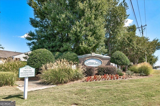 community / neighborhood sign featuring a lawn