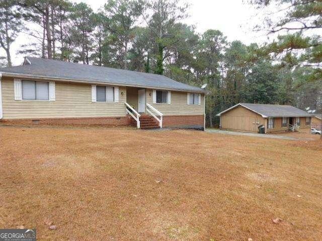 ranch-style house featuring a front yard and crawl space