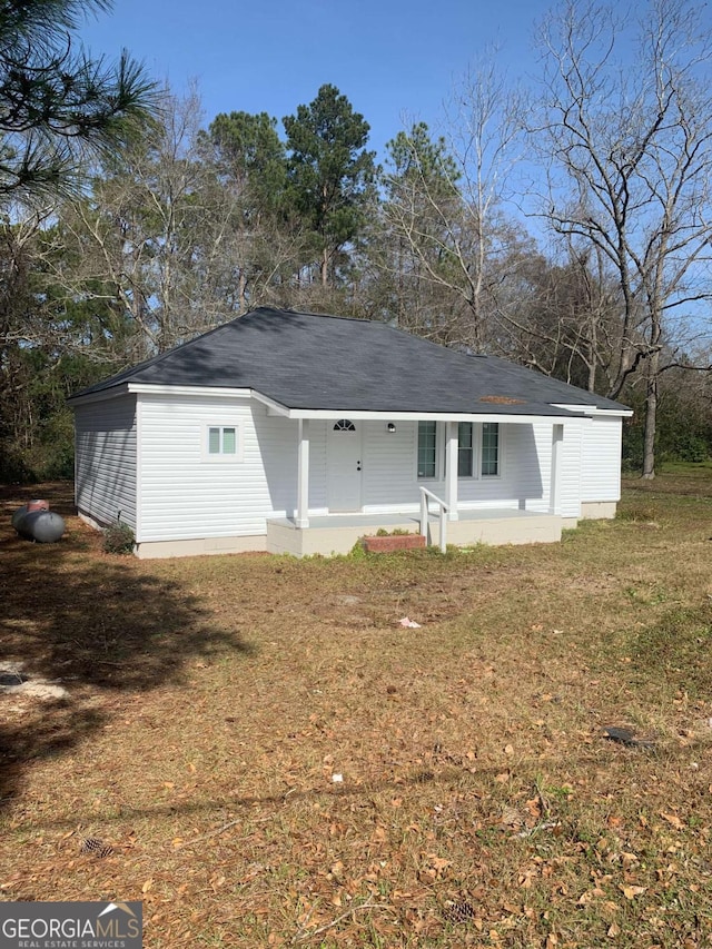 view of front of home featuring a front lawn