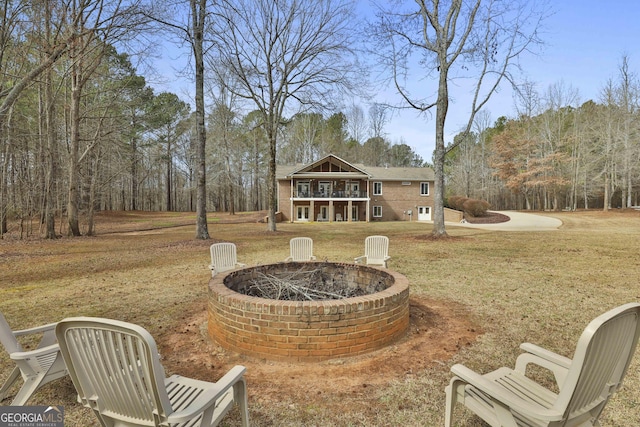 view of yard featuring a fire pit