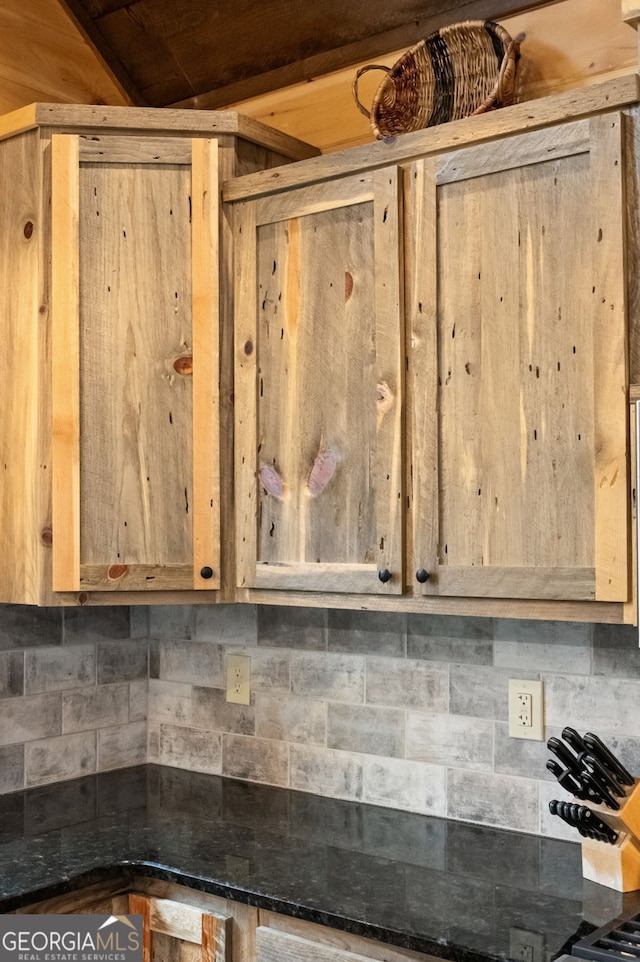 details featuring tasteful backsplash