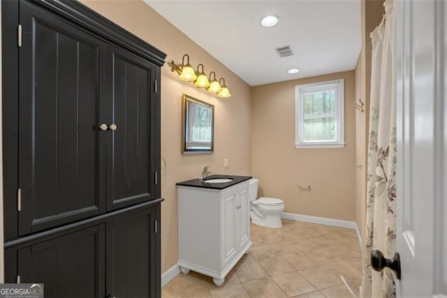full bath featuring toilet, vanity, baseboards, and visible vents