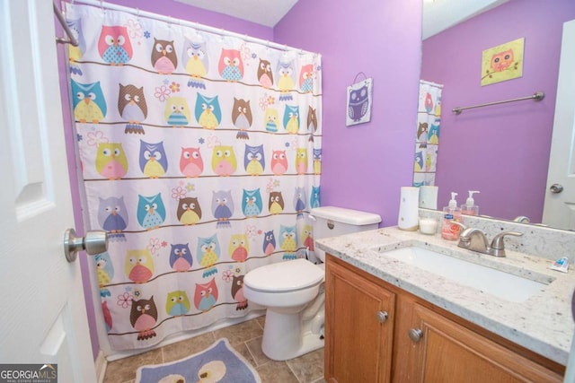 full bathroom featuring toilet, a shower with curtain, and vanity