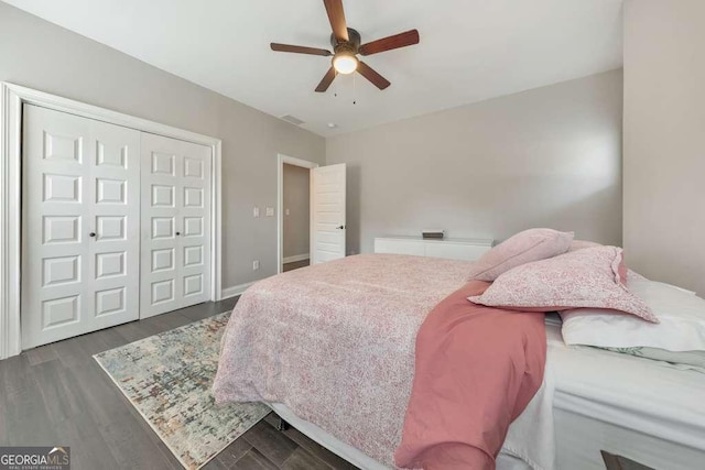 bedroom with baseboards, visible vents, ceiling fan, wood finished floors, and a closet