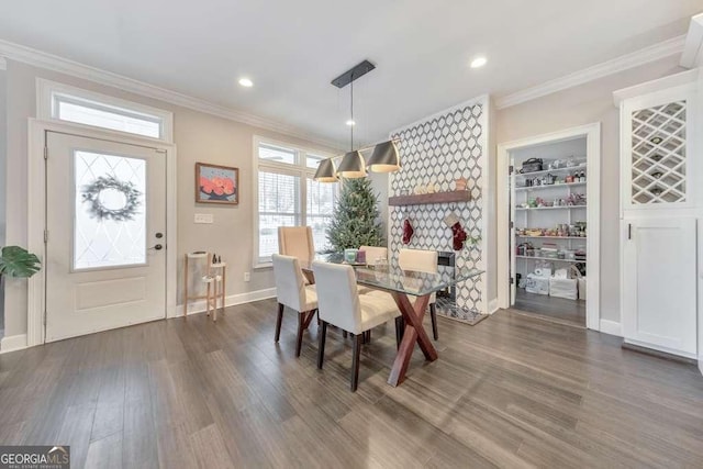 dining space featuring recessed lighting, dark wood-style flooring, crown molding, and baseboards