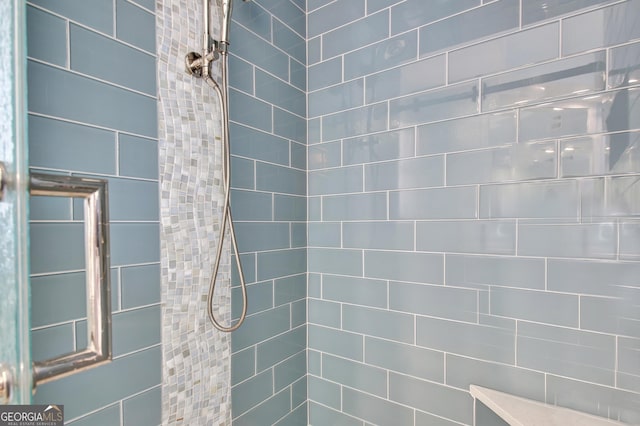 bathroom featuring tiled shower