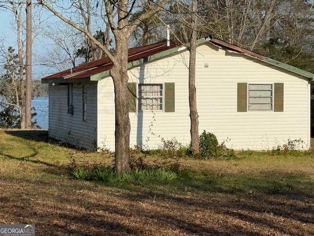 view of side of property featuring a lawn