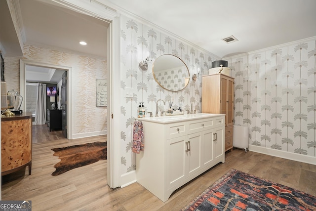 full bath with baseboards, wood finished floors, visible vents, and wallpapered walls