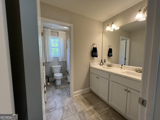 full bath featuring double vanity, toilet, a sink, a shower with curtain, and baseboards