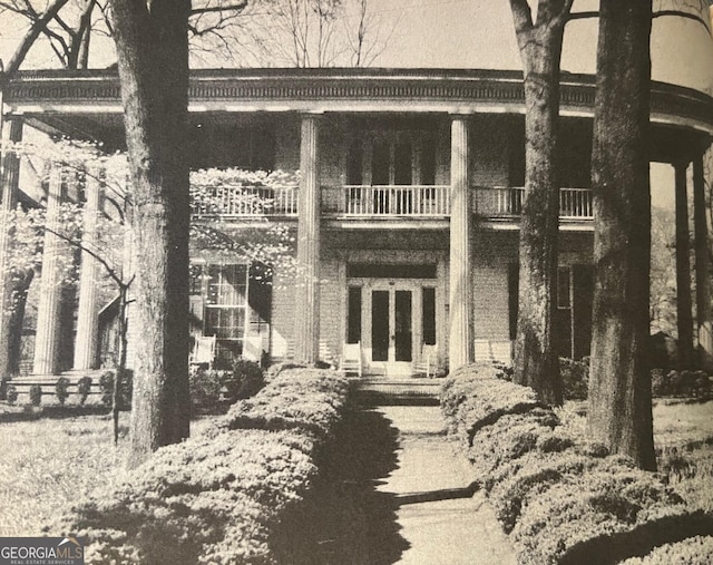 exterior space featuring a balcony