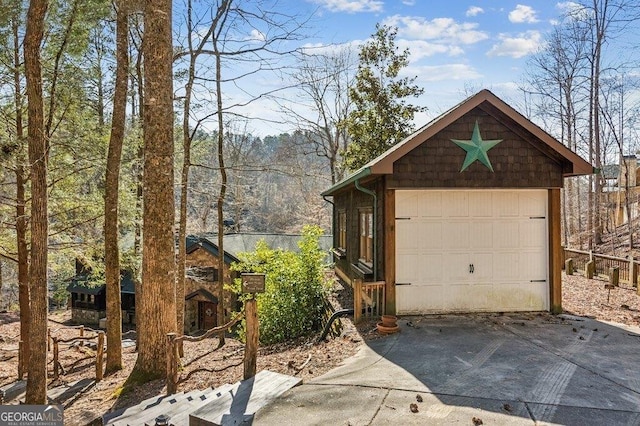 detached garage featuring concrete driveway